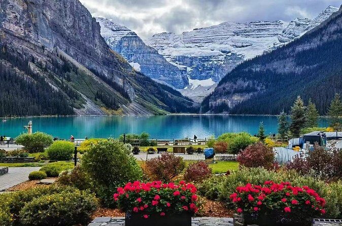 Banff/Canmore: Moraine Lake and Lake Louise Shuttle-90m each lake - Stop 2: Lake Louise for classic Banff views and easy strolling time