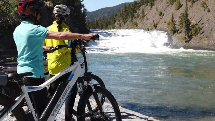 BANFF EVENING eBIKE WILDLIFE TOUR - Starting downtown: setting up for an easy, scenic ride
