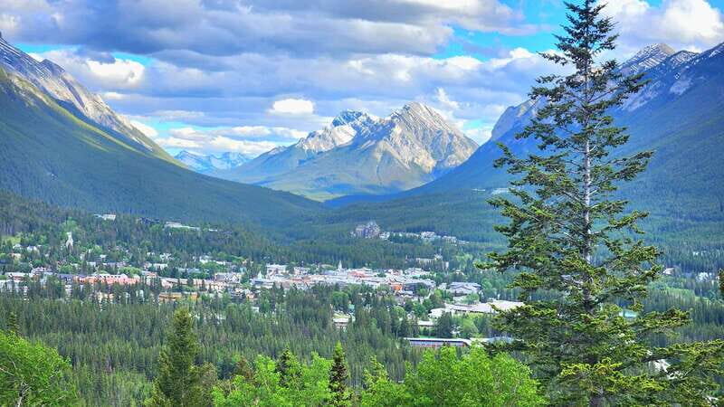 Banff Private Full-Day Tour Lake Louise, Gondola & more - Price and value: why $547 per group can make sense