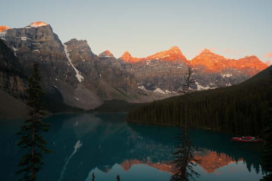 Calgary:Moraine Lake Sunrise & Lake Louise & Wildlife Safari - Comfortable logistics from Calgary, Canmore, or Banff
